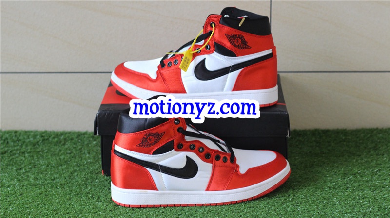 Air Jordan 1 Retro High OG Black Toe Satin